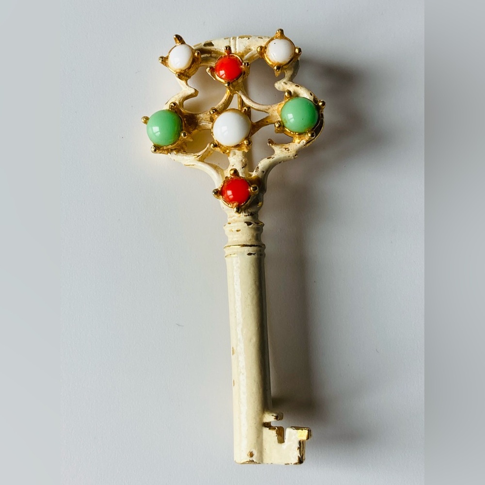 Vintage signed Jeanne skel key brooch